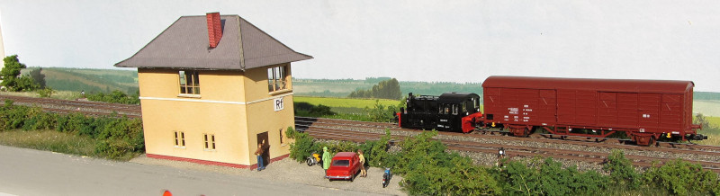 Eine Koef rangiert einen GBS am Stellwerk.